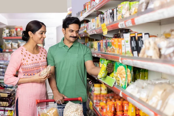 Süpermarkette alışveriş yaparken market koridorunda bir çift