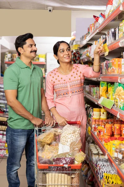 Süpermarkette alışveriş yaparken market koridorunda bir çift