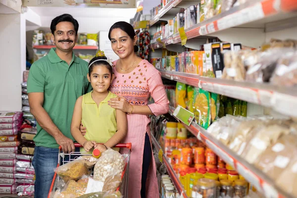Süpermarketten alışveriş yaparken mutlu aile alışverişi.