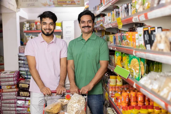 Baba oğul süpermarkette..