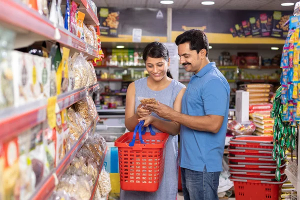 Couple Grocery Aisle While Shopping Supermarket — Stock Photo, Image