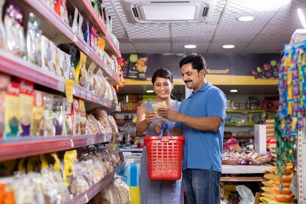 Couple Grocery Aisle While Shopping Supermarket — Stock Photo, Image
