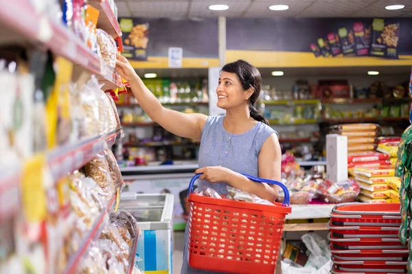 Indian Woman Shopping Grocery Store — Stock Photo, Image