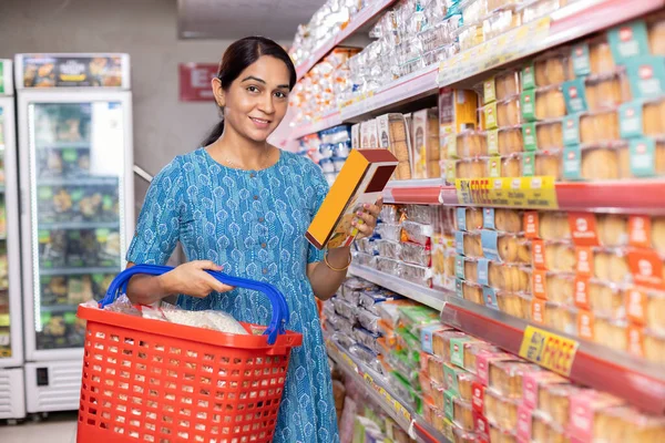 Marketten alışveriş yapan Hintli kadın.