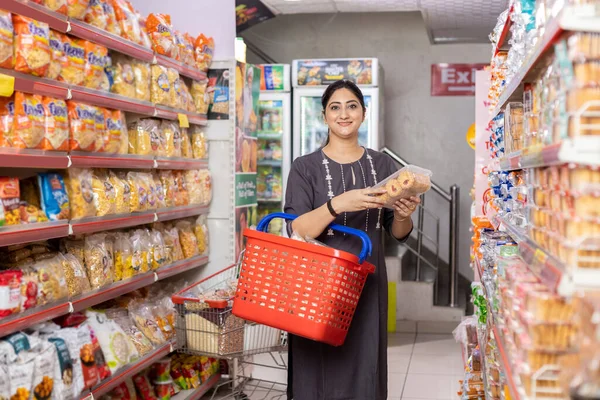 Indian Woman Shopping Grocery Store — стоковое фото