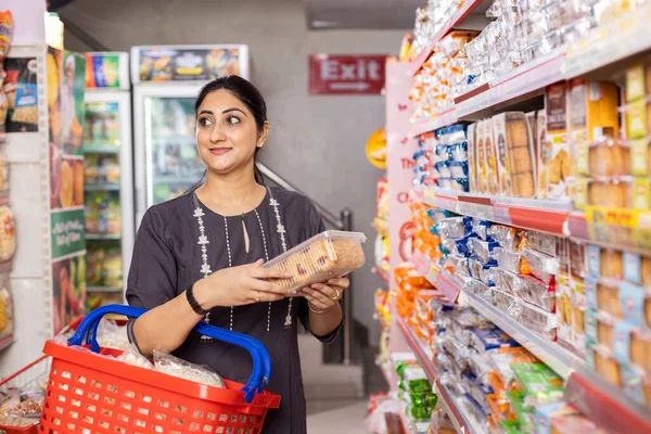 Indian Woman Shopping Grocery Store — Stock Photo, Image
