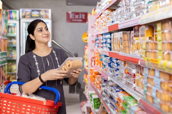 Marketten alışveriş yapan Hintli kadın.