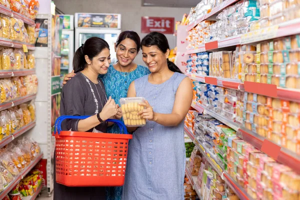 Women Shopping Together Supermarket — Stock Photo, Image