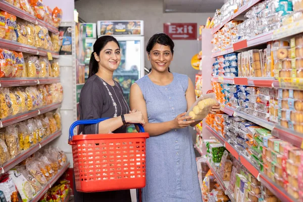 Two Women Shopping Together Supermarket — Stock Photo, Image