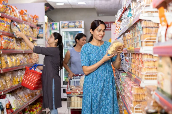 Women Shopping Together Supermarket — стоковое фото