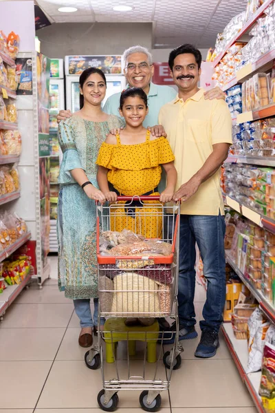 Mutlu Hint çoklu kuşak aile alışverişi süpermarkette
