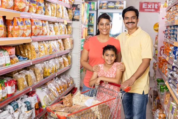 Happy Family Shopping Groceries Supermarket — Stock Photo, Image