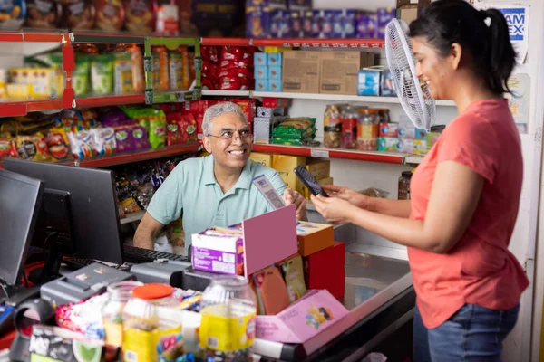 Woman Paying Credit Card Supermarket — Stock Photo, Image