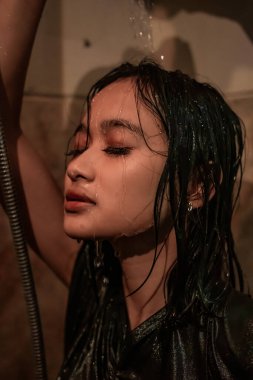 Endişeli kadınlar, yüzünü banyoda suyla yıkarken üzgün bir gün geçirirler.