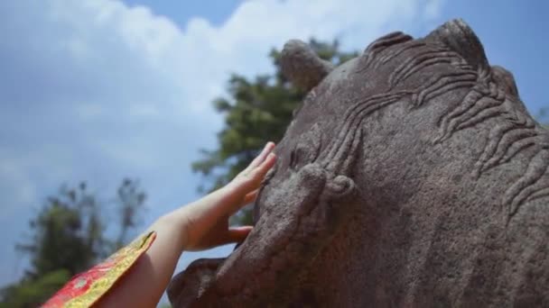 Прекрасна Китайка Яка Торкається Китайської Статуї Коли Відвідує Буддійський Храм — стокове відео