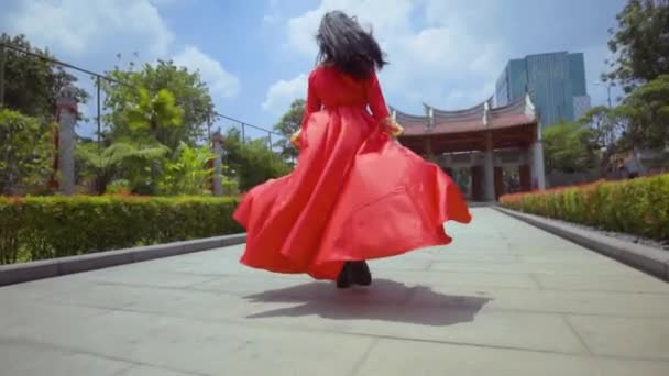 Прекрасна Китайська Жінка Біжить Щастям Носячи Традиційну Китайську Сукню Перед — стокове відео