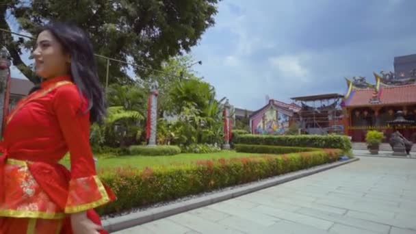 Beautiful Chinese Woman Running Happiness While Wearing Red Traditional Chinese — Wideo stockowe