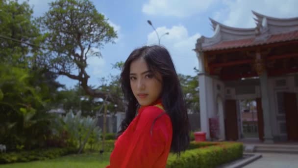 Красивая Молодая Китаянка Играет Красным Платьем Чонсам Саду Китайском Храме — стоковое видео