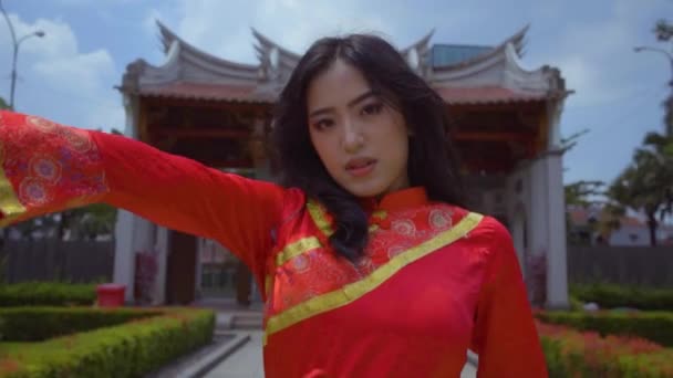 Beautiful Young Chinese Woman Playing Red Cheongsam Dress Garden Chinese — Video