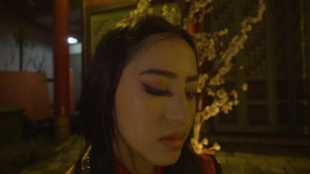 Chinese Woman Crying Feeling Sad Losing Her Boyfriend Dark Night — Vídeo de stock