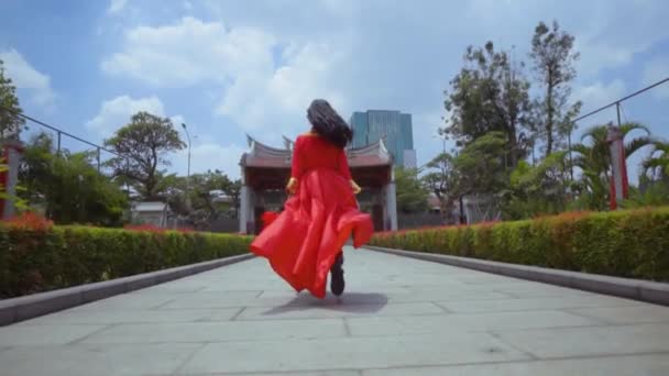 Красивая Китаянка Бежит Счастьем Красном Традиционном Китайском Платье Перед Китайскими — стоковое видео