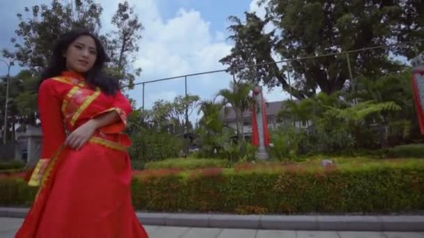 Beautiful Young Chinese Woman Playing Red Cheongsam Dress Garden Chinese — Stock Video