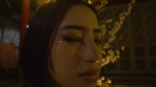 Μια Κινέζα Γυναίκα Κλαίει Μόνη Μπροστά Στο Λουλούδι Στη Σκοτεινή — Αρχείο Βίντεο