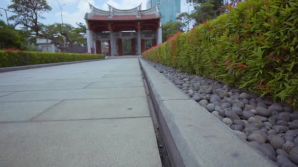 Great Chinese Gate Wind Grey Wall Red Rooftop Standing Temple — Stock videók