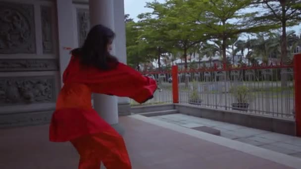 Красивая Китаянка Практикуется Помощью Меча Внутри Китайских Ворот Храме — стоковое видео