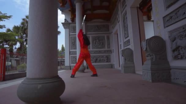 Beautiful Chinese Woman Practices Using Sword Chinese Gate Temple — Vídeo de Stock