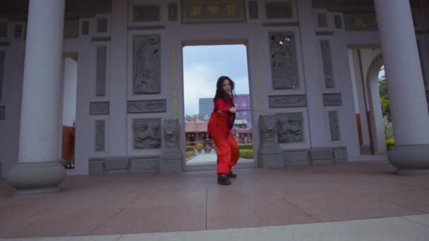 Китайський Воїн Червоною Сукнею Практикує Меч Наступної Битви Всередині Китайського — стокове відео