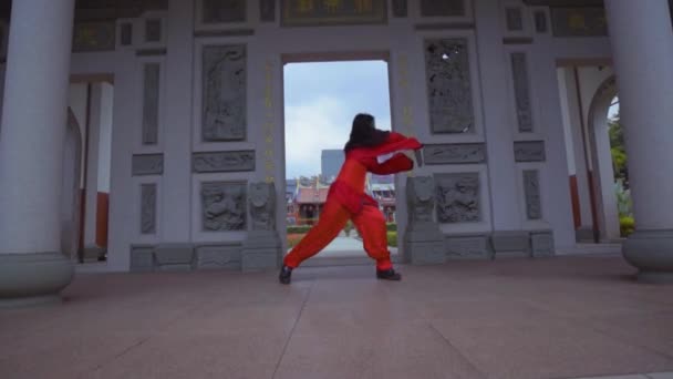 Chinese Warrior Red Dress Practicing Sword Next Battle Chinese Temple — Vídeo de Stock
