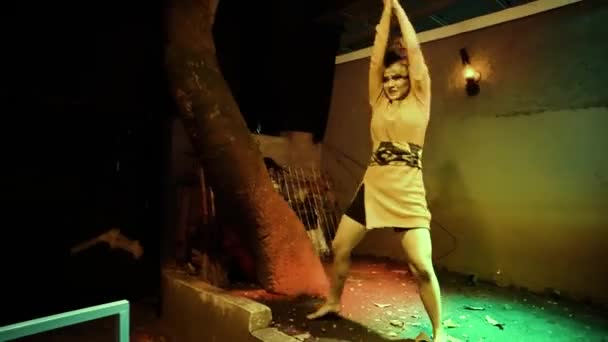 Ασιάτισσα Γυναίκα Χορεύει Λύπη Ενώ Χάνει Φίλο Της Στη Σχέση — Αρχείο Βίντεο