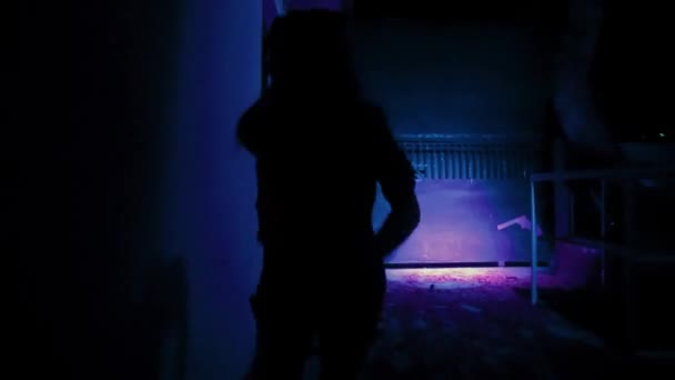 Heartbroken Asian Women Dancing Front Black Fence Purple Lighting Dark — Αρχείο Βίντεο