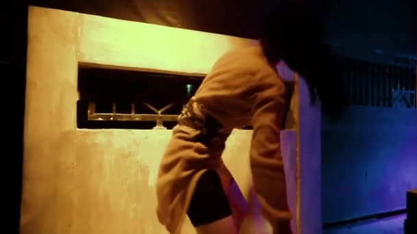 Herzzerreißende Asiatische Frauen Tanzen Vor Dem Schwarzen Zaun Mit Violettem — Stockvideo