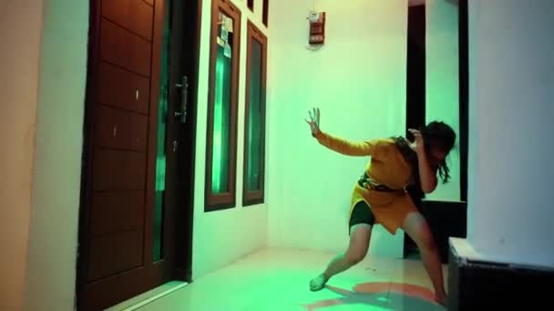 Asian Women Dancing Terrace Floor Front House Night — 비디오
