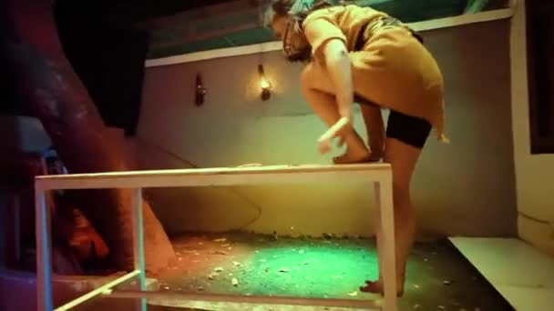Καημένη Ασιάτισσα Που Χορεύει Τραπέζι Κρατώντας Και Χτυπώντας Θυμό Νύχτα — Αρχείο Βίντεο