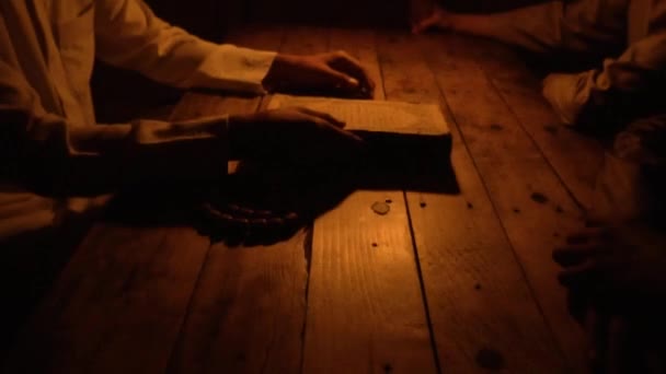 Muslim Man Hands Opening Book Holly Qur Fire Torchlight Night — Vídeo de stock