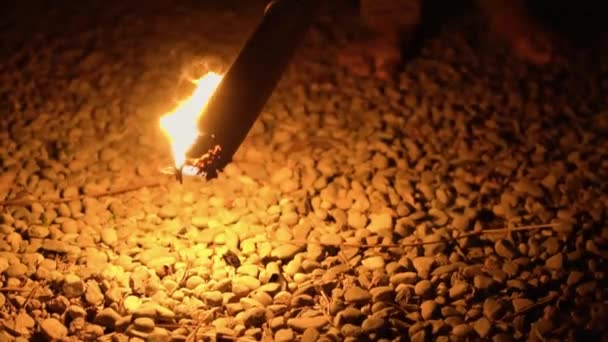 Пламя Факела Сделанного Бамбуковой Палкой Светится Темноте Ночи Деревне — стоковое видео