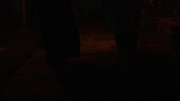 Босиком Гуляя Темноте Ночи Огненным Факелом Света Время Деревне Электричества — стоковое видео