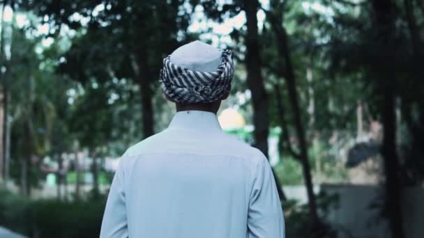 Muslim Man White Clothes Walking Lonely Forest While Visiting Village — Αρχείο Βίντεο