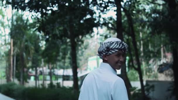 Мусульманин Білим Одягом Який Самотній Лісі Під Час Відвідин Села — стокове відео