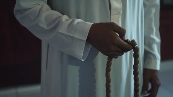 Muslim Hands White Clothes Worship Prays God Dawn Mosque — Vídeo de Stock