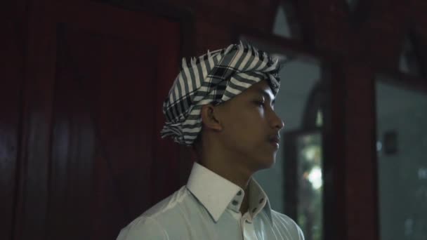 Portrait Muslim Men White Clothes Muslim Headband Front Mosque Window — Stock videók
