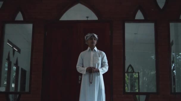 Muslim Men Standing Praying Front Brown Mosque Morning Village — Αρχείο Βίντεο