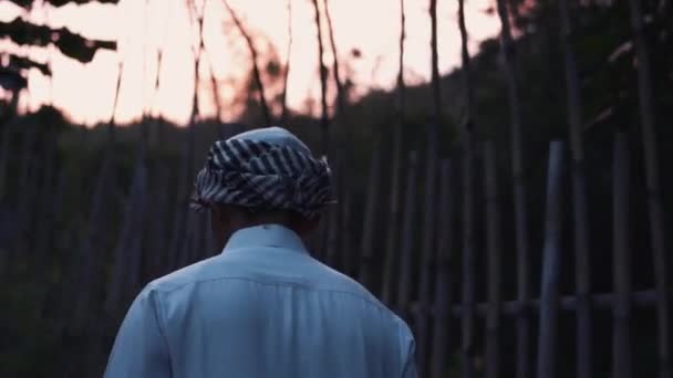 Красивый Мусульманин Белой Одежде Одинокий Рассвете Деревне — стоковое видео