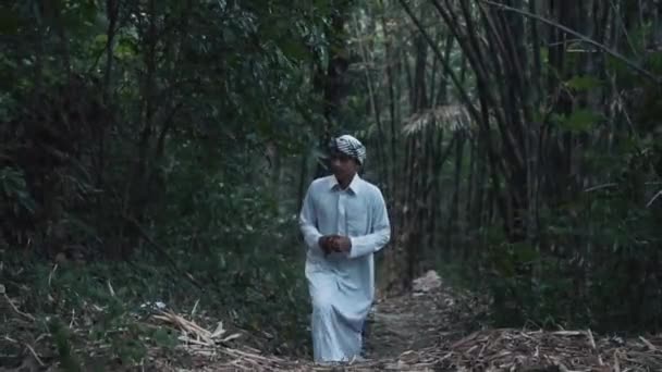 Мусульманин Арабським Білим Одягом Йде Лісі Вранці Самотньо — стокове відео