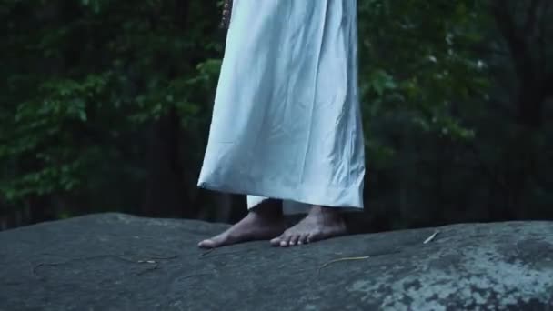 Arabian Man Standing Grey Rock Forest White Clothes Morning — Αρχείο Βίντεο