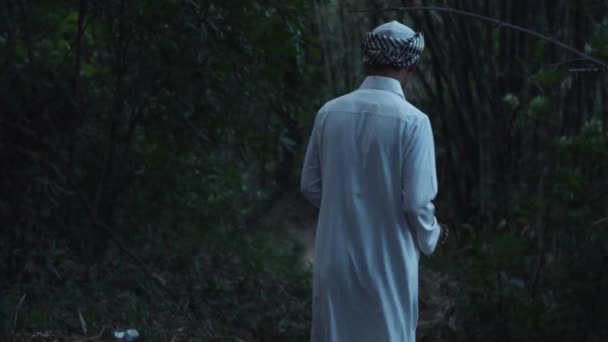 Мусульманин Белой Арабской Одежде Гуляет Лесу Одиночестве Утрам — стоковое видео