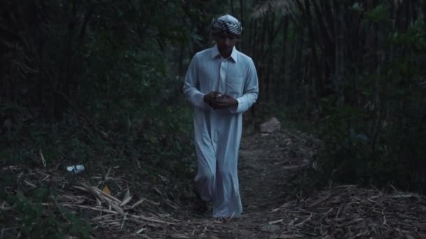 Мусульманин Белой Арабской Одежде Гуляет Лесу Одиночестве Утрам — стоковое видео